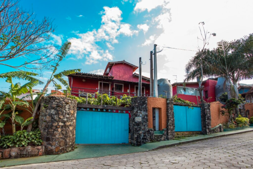 A Pousada Recanto da Villa oferece a seus hóspedes, ambiente muito agradável, onde se tem a sensação de estar em uma vila italiana, com ambiente muito agradável e aconchegantes apartamentos em torno de um belo jardim florido. Como está no Centro Histórico